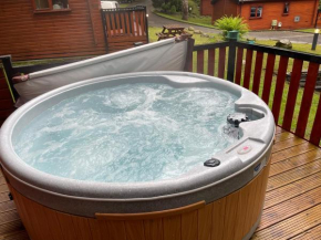 L02 - The Penrhyn Spa with Hot Tub